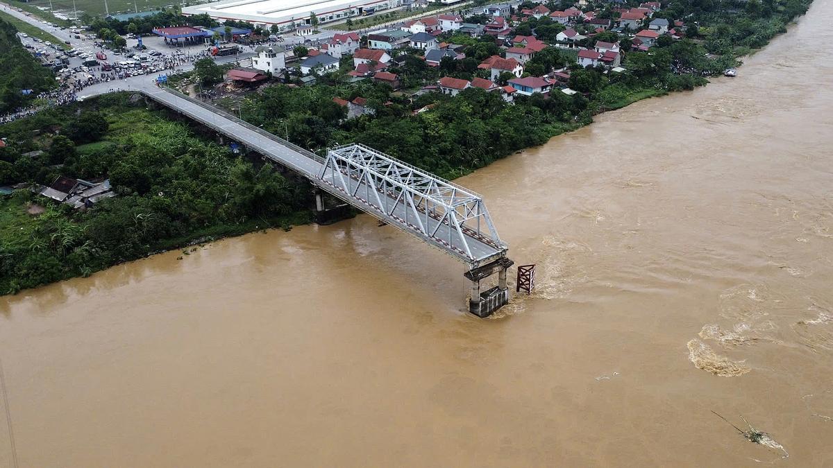 Un puente se desploma en Vietnam y deja al menos 13 desaparecidos