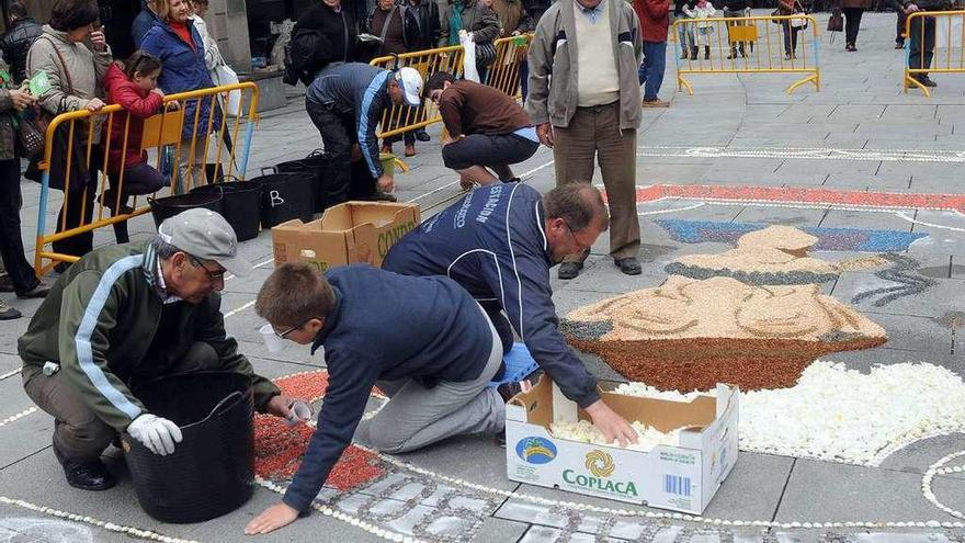 Vecinos de O Burgo realizan el alfombrado popular en una anterior edición del Día das Letras. // R. Vázquez