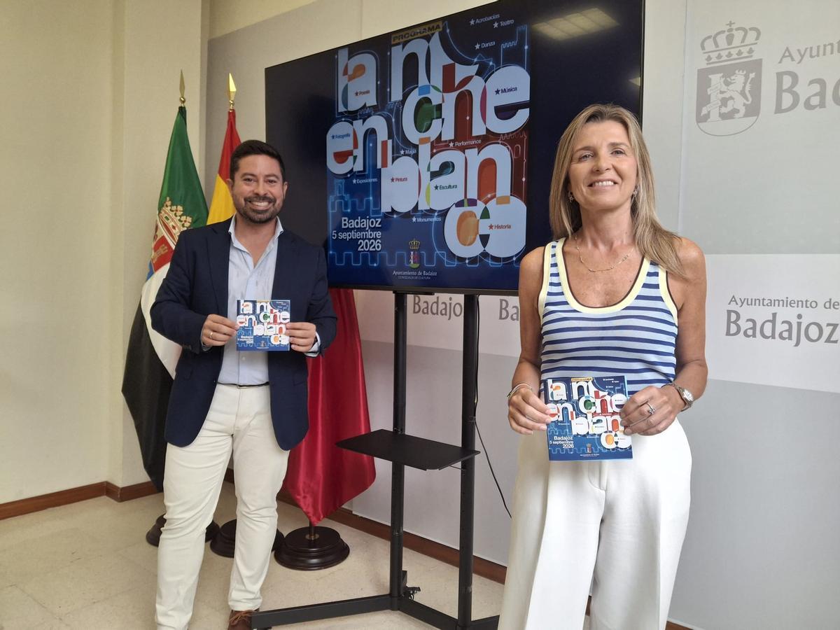 El concejal de Cultura, José Antonio Casablanca, y la jefa del Servicio de Cultura, María Rodríguez, durante la presentación.