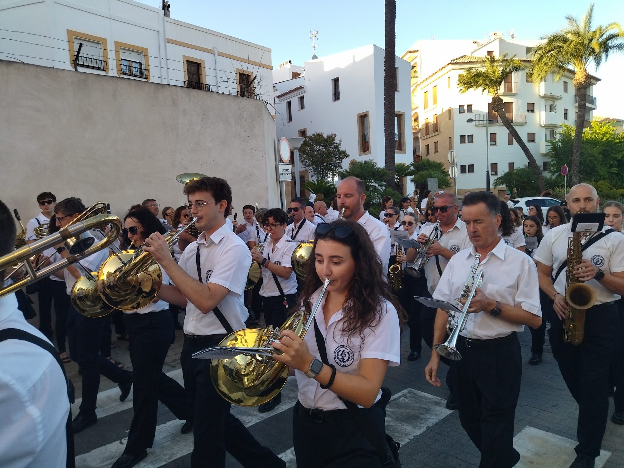 Xàbia, capital de la música: más de 800 músicos de toda la comarca llenan de vida las calles (imágenes)