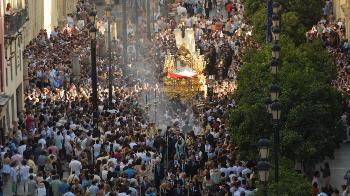 Vídeo: Llegada de la Piedad del Baratillo ya coronada al barrio de Triana