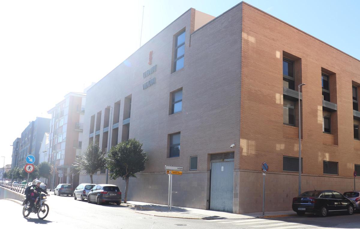 El fugitivo saltó desde la ventana del primer piso, en el lado derecho de la imagen.