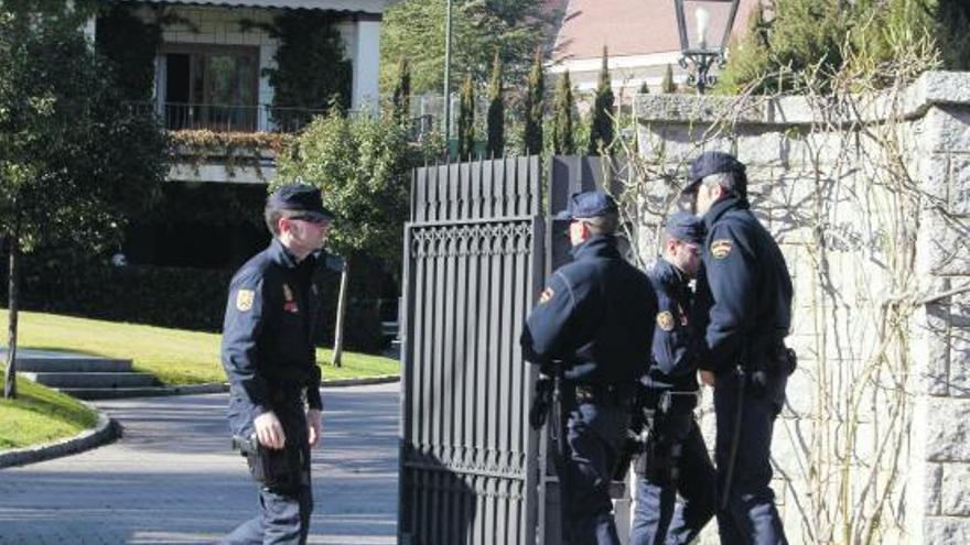 Sobre estas líneas, varios agentes de la Policía Nacional custodian la entrada del domicilio de la familia Ruiz-Mateos. Abajo, Teresa Rivero sale de la vivienda de Pozuelo de Alarcón al volante de su coche, y José María Ruiz-Mateos, en los Juzgados de Palma de Mallorca.