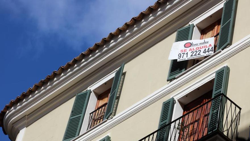 Cartel de una vivienda en alquiler en Palma.
