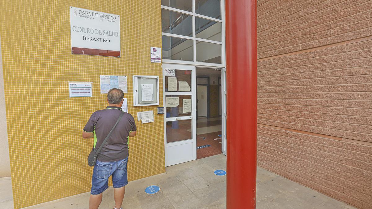 Un usuario en la entrada del Centro de Salud de Bigastro, donde no hay control de acceso