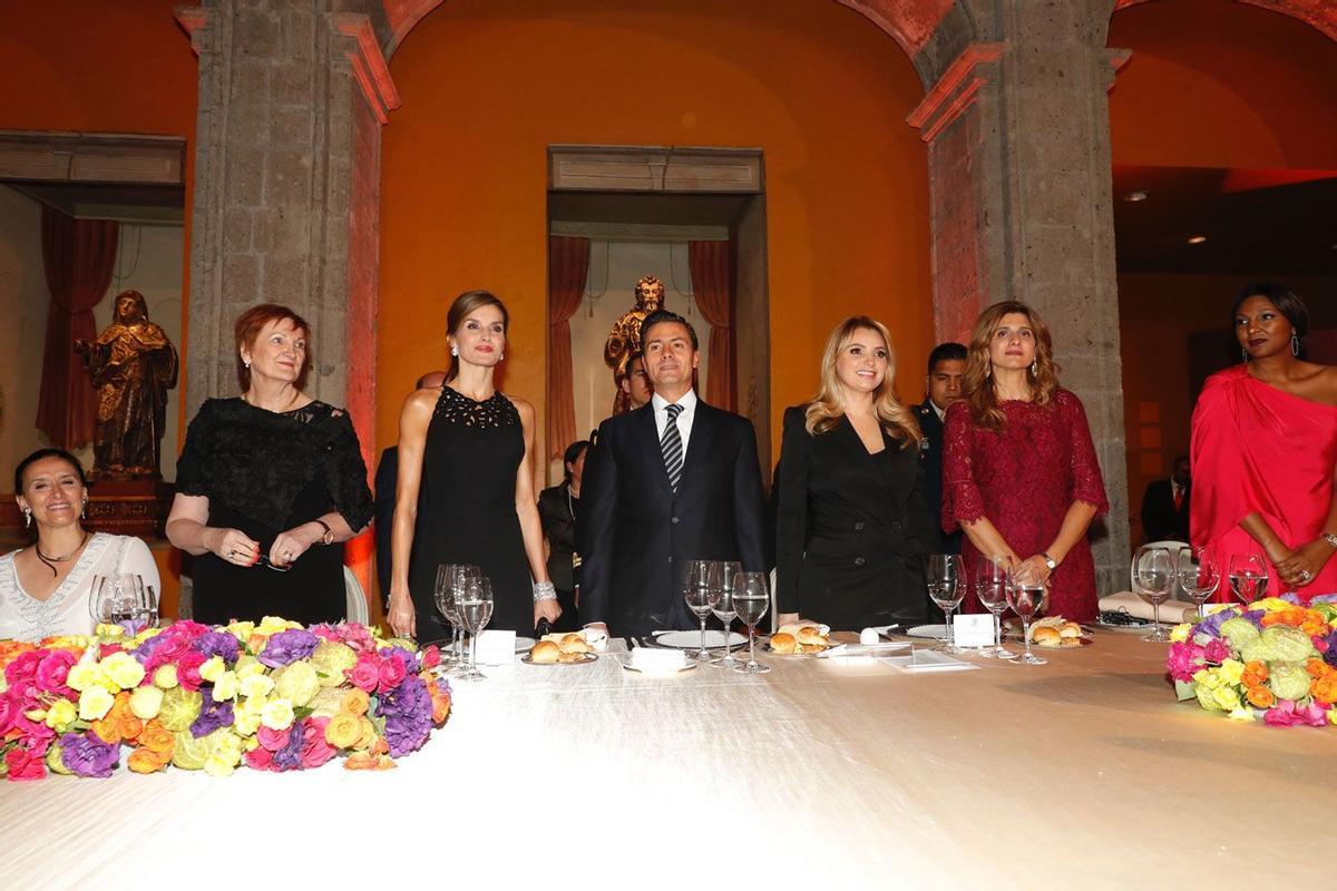 Letizia Ortiz con mono negro de Felipe Varela durante una cena en México