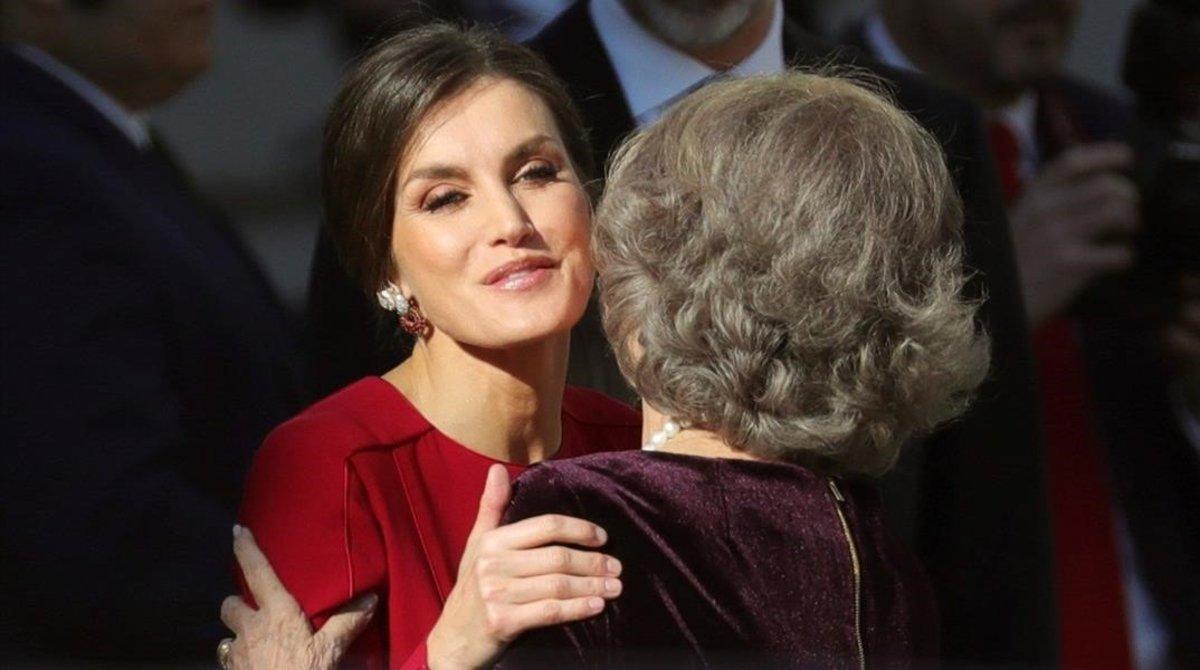 La reina Letizia y la reina Sofía se saludan.