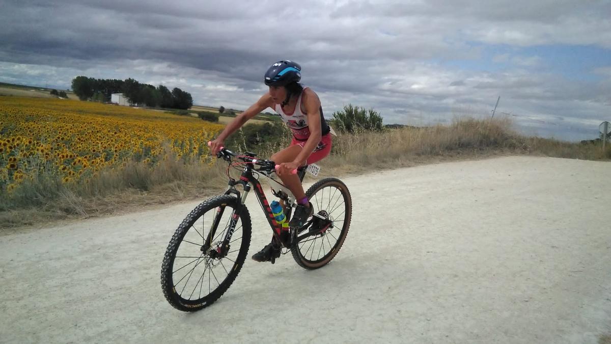 Pepa García durante el tramo de ciclismo en el pasado Campeonato de Castilla y León de triatlón cross