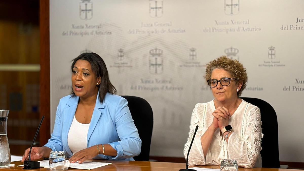 Sandra Camino y Gloria García durante la rueda de prensa en la Junta.