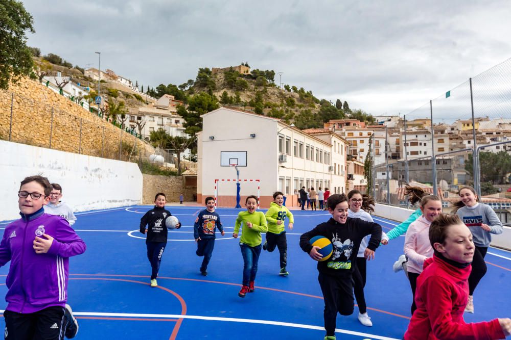 Niños en el patio de la escuela Sella, que forma parte de un centro rural agrupado con Orxeta y Relleu