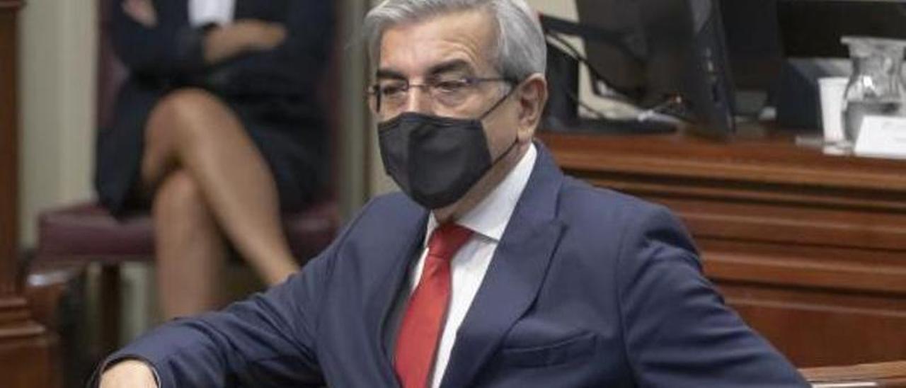 Román Rodríguez espera su turno para subir a la tribuna del Parlamento. | |