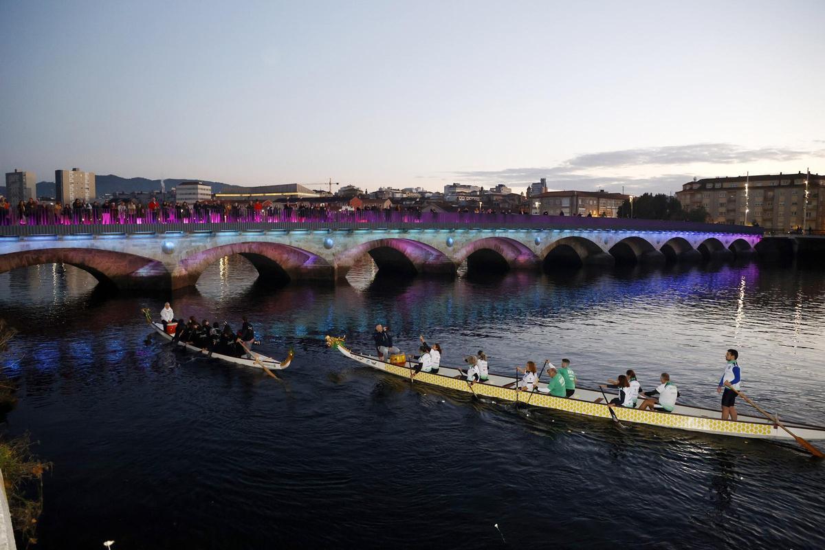El Concello iluminó los puentes durante el homenaje a las víctimas de cáncer de mama.