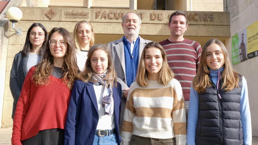 El equipo de investigadores posa ante la facultad de Ciencias, en el campus de la UIB