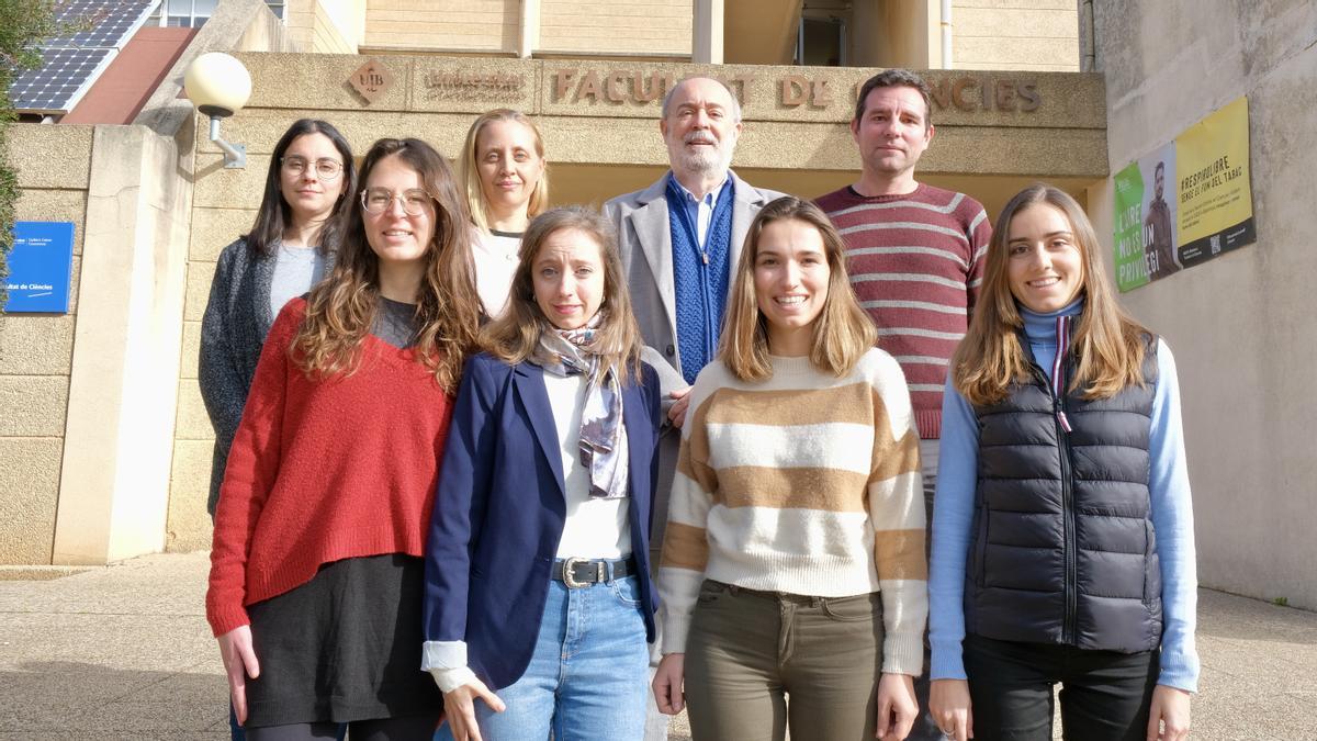 El equipo de investigadores posa ante la facultad de Ciencias, en el campus de la UIB