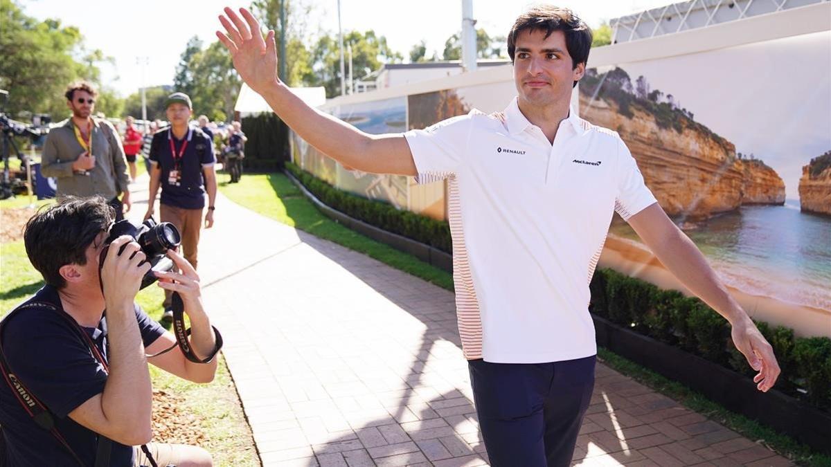 Carlos Sainz llega al circuito de Melbourne (Australia).