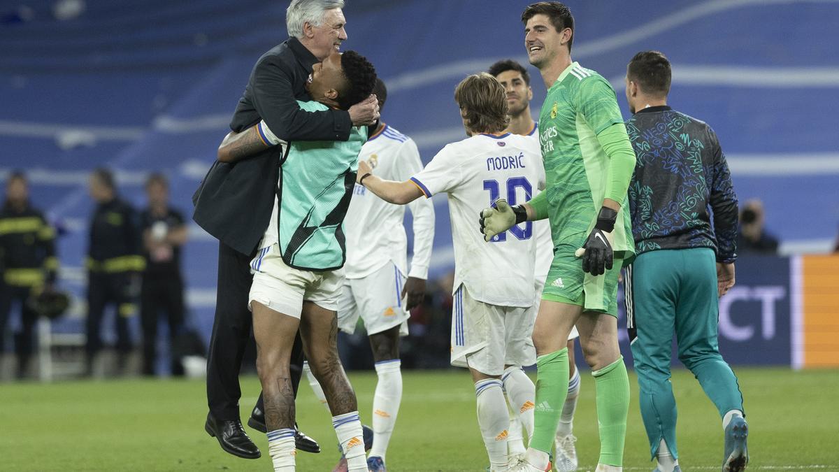 Carlo Ancelotti se abraza a sus jugadores tras la remontada.