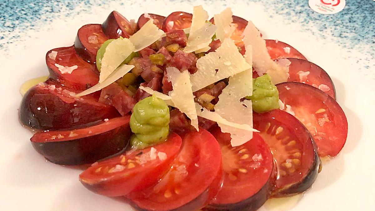 Ensalada de tomate con tartar de salcichón, parmesano y guacamole en Bar Casa Juanma.