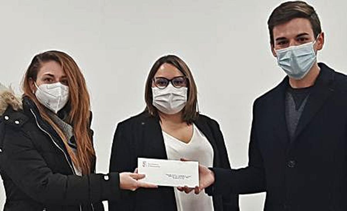 Entrega de uno de los premios. | LEVANTE-EMV