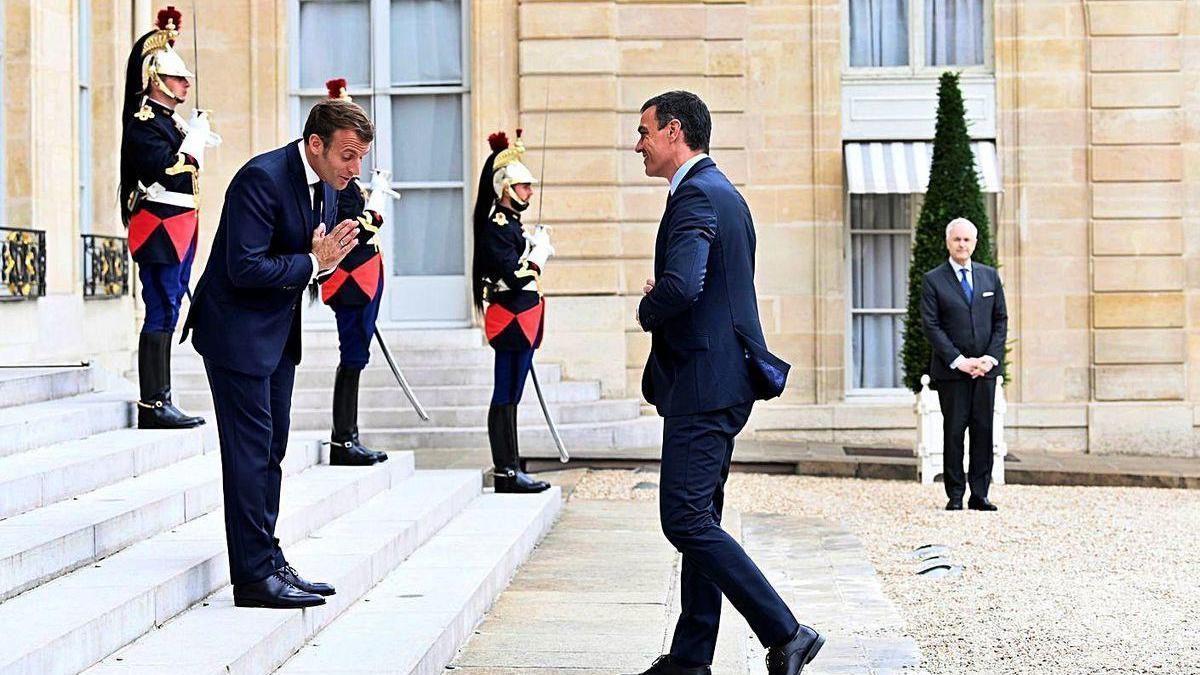 Emmanuel Macron recibe a Pedro Sánchez en el palacio del Elíseo, ayer, en París.