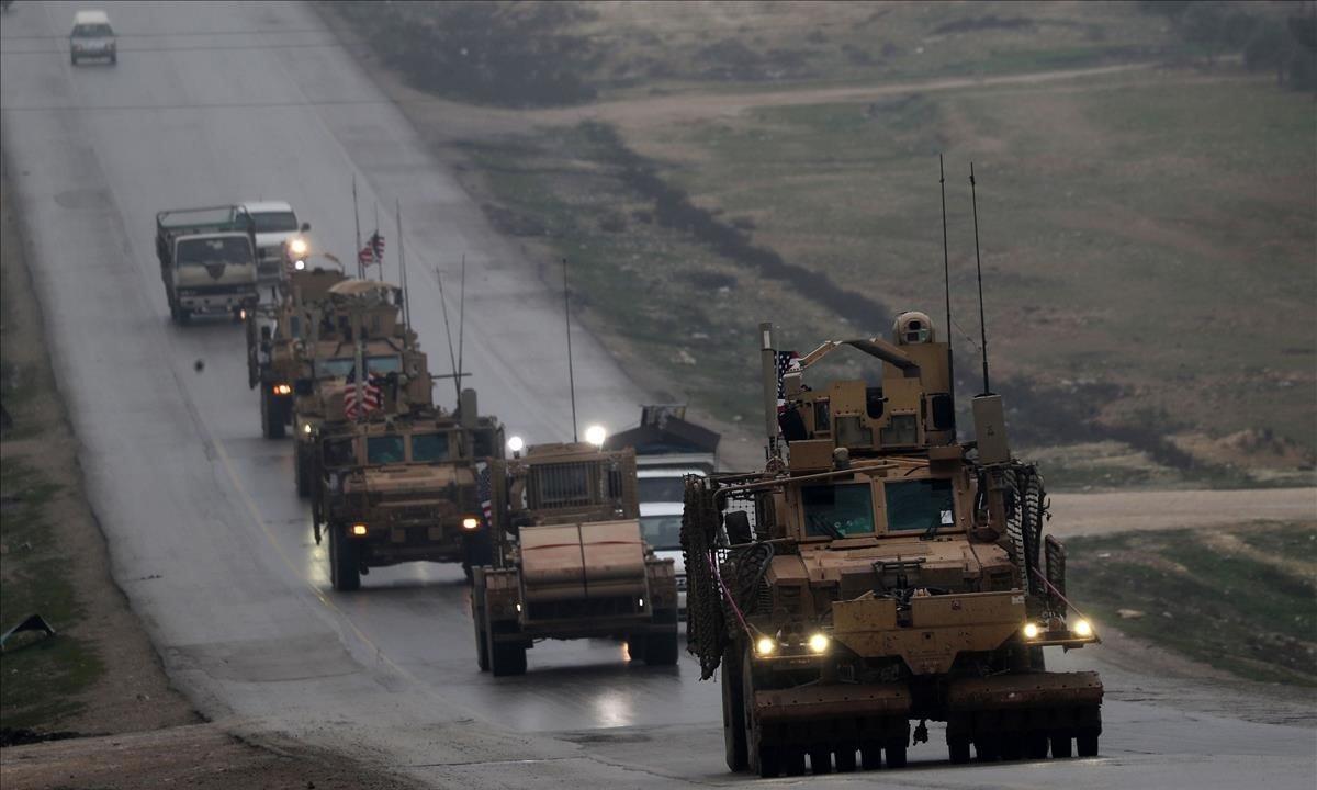 Foto de archivo del 30 de diciembre de 2018, un convoy de vehículos militares de EE. UU. en la ciudad de Manbij, en el norte de Siria. La coalición militar liderada por Estados Unidos en Siria comenzó a retirar tropas, según un portavoz, hoy 11 de enero.