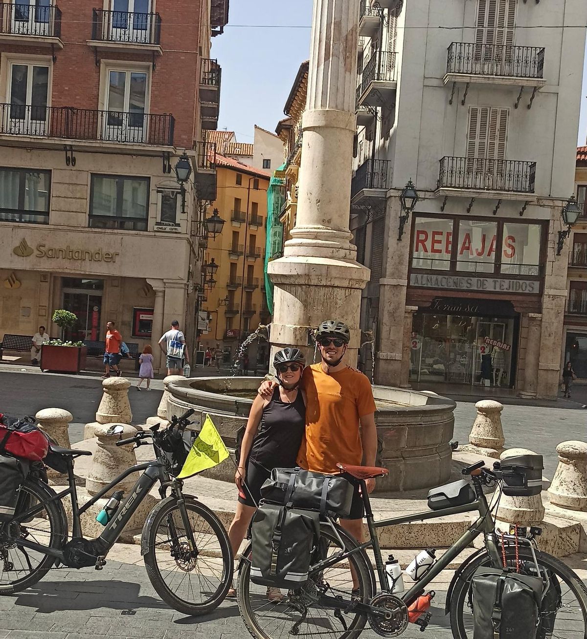 La pareja llega a la Plaza del Torico en Teruel.