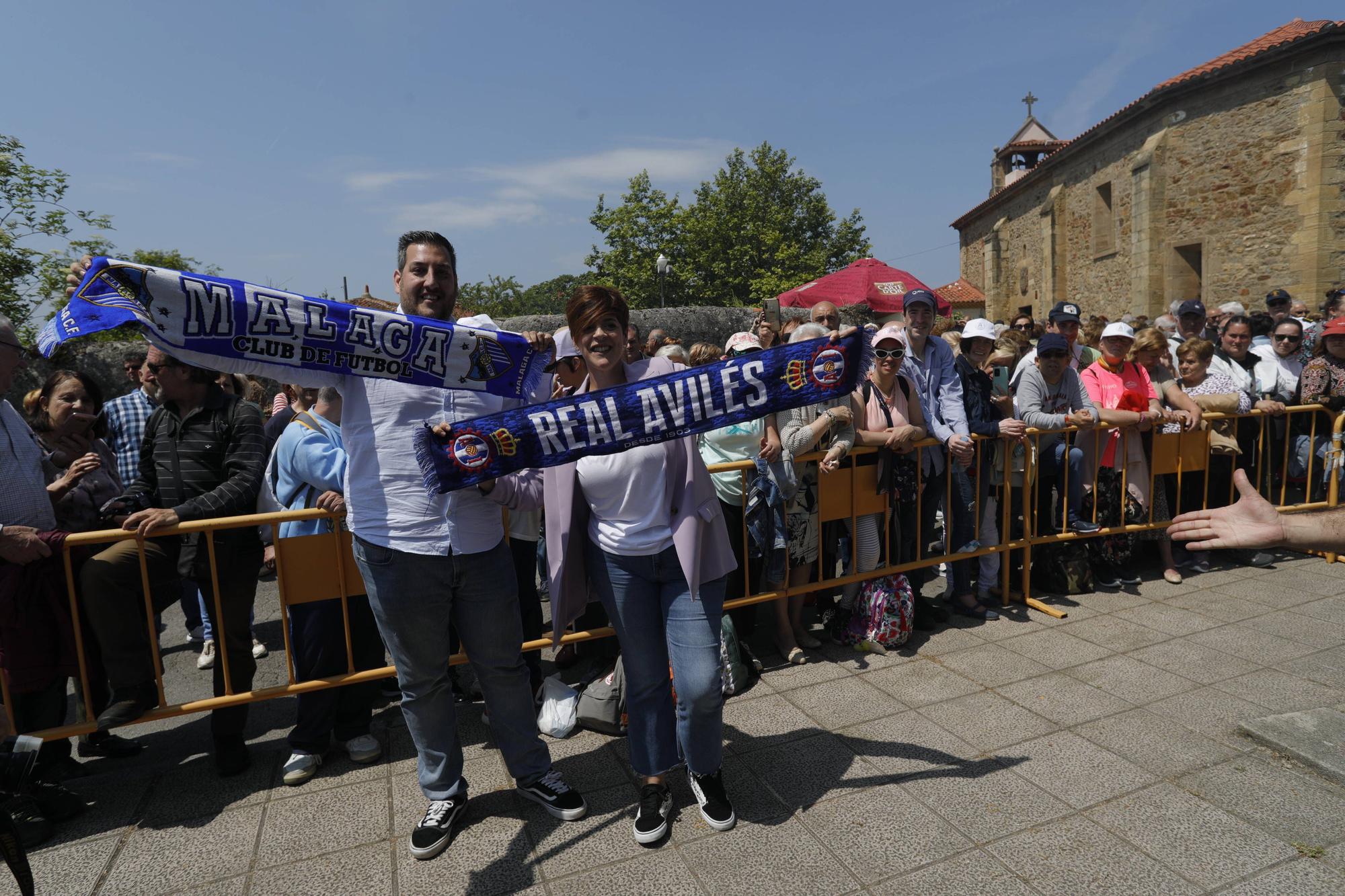 En imágenes: Tradicional rito del beso en la ermita de La Luz de Avilés