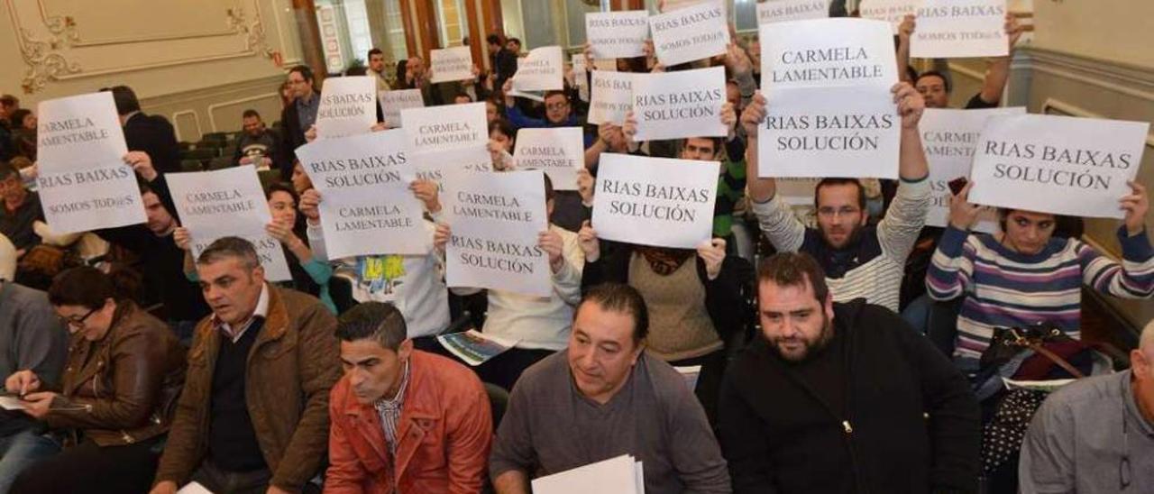 Los aficionados al Rally Rías Baixas, ayer, durante su protesta en el pleno de la Diputación. // Gustavo Santos