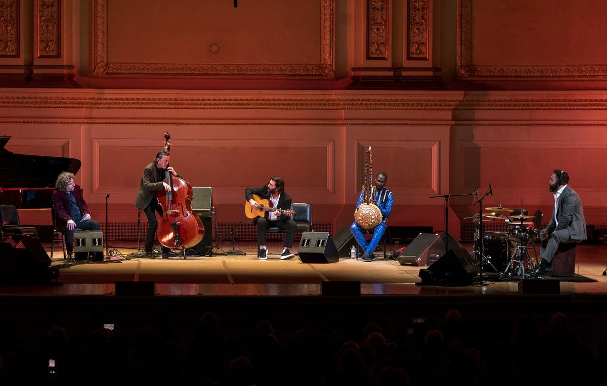 Antonio Serrano (armónica), Javier Colina (contrabajo), Josemi Carmona (guitarra), Madou Diabaté (Kora) e Israel Suárez Piraña interpretan Pozo del deseo (Africah)
