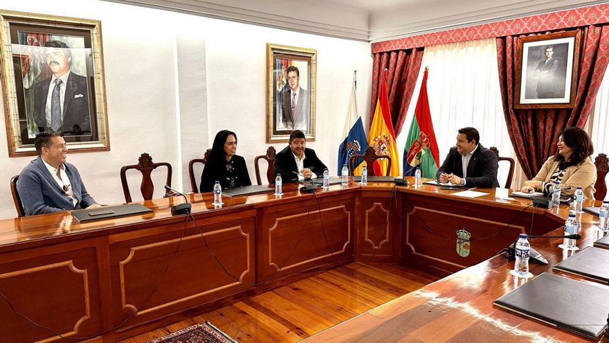 Reunión del Gobierno de Arona con los representantes del CEST ayer en el Ayuntamiento. | | E.D.