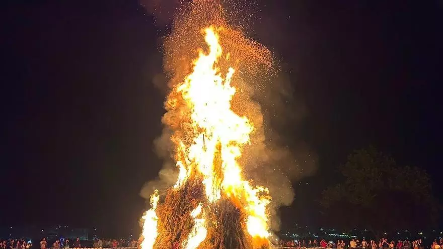 Ribadesella enciende una gigantesca hoguera por San Juan