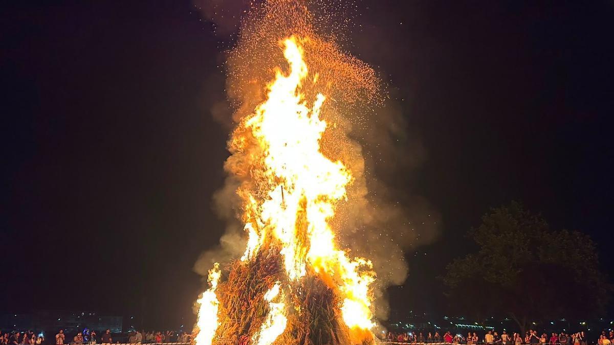 Ribadesella enciende una gigantesca hoguera por San Juan