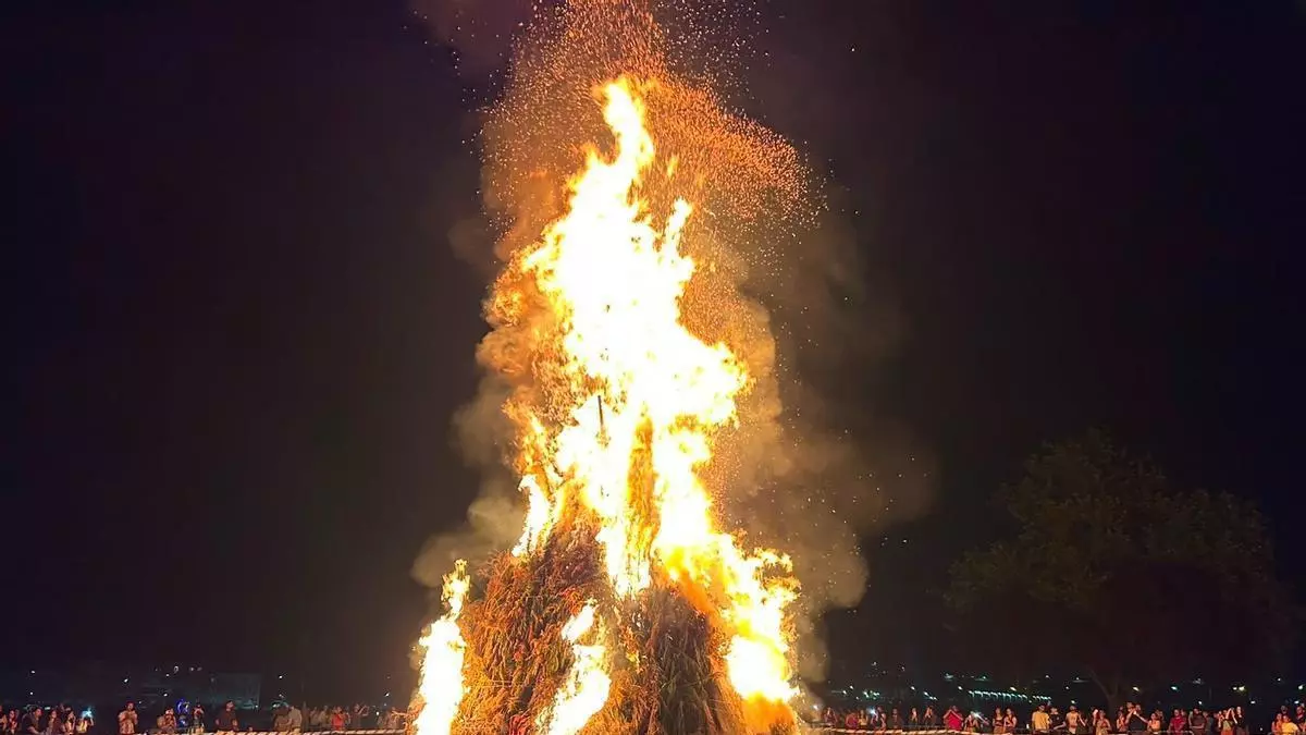 Ribadesella enciende una gigantesca hoguera por San Juan