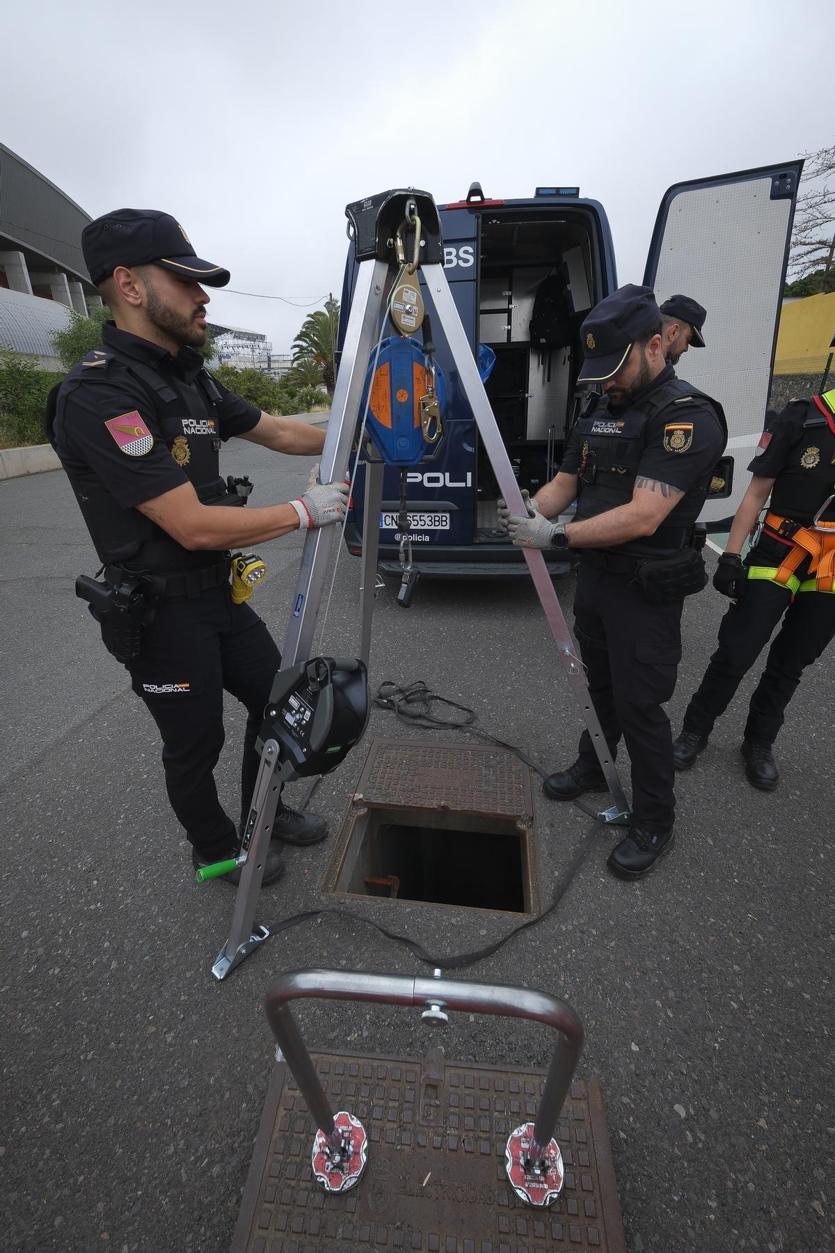 Agentes de la Unidad de Subsuelo de la Policía Nacional inspeccionan el alcantarillado del Estadio de Gran Canaria.