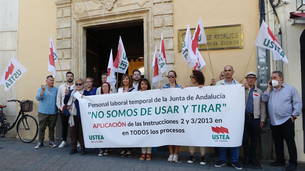 Miembros de Ustea y personal laboral afectado por los ceses en la Junta de Andalucía, en la protesta de este miércoles.