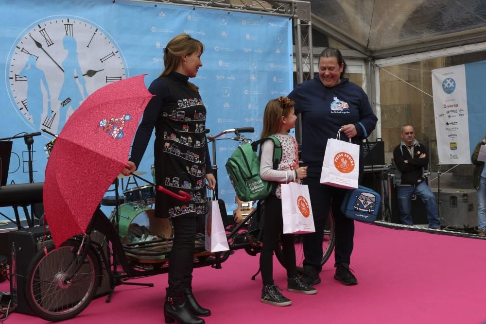 Desfile de moda en la plaza Mayor y posterior salida en bici recorriendo Gijón