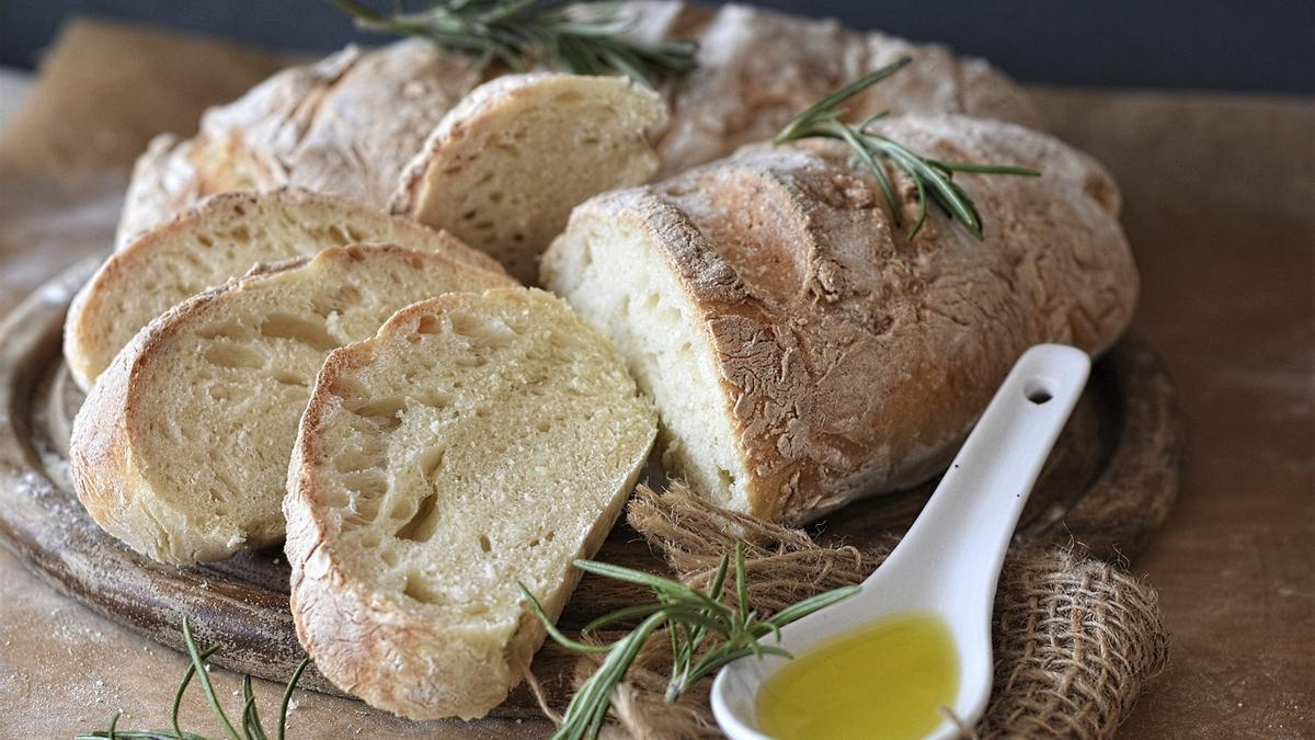 Descongelar pan en la air fryer: otro de los usos de la freidora de aire que desconocías y que te hará la vida mucho más fácil