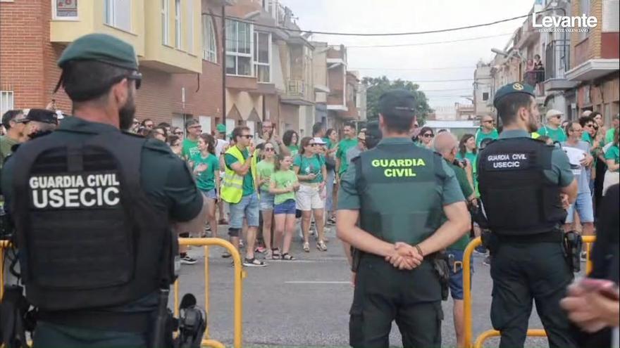 Profesores protestando a las puertas del acto del PP en Sueca.
