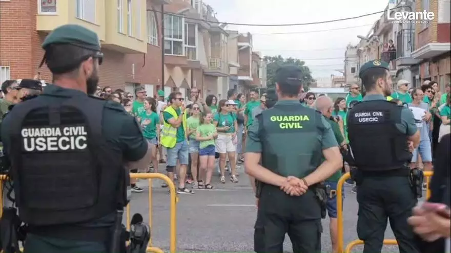 Profesores protestando a las puertas del acto del PP en Sueca.