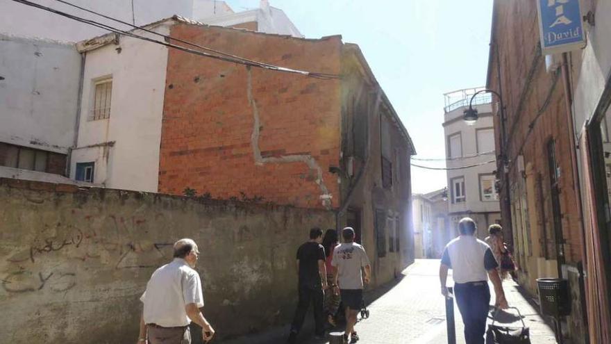 Aspecto que presentaba en la mañana de ayer la calle Lagares con el edificio que se pretende derribar.