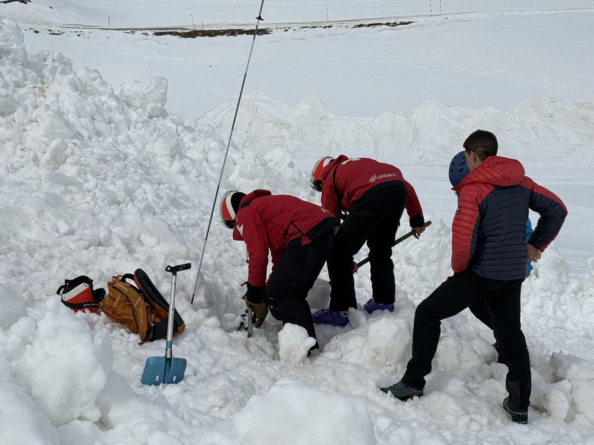 Personal de La Molina palejant per rescatar una persona en un simulacre d'allau a l'estació Personal de La Molina palejant per rescatar una persona en un simulacre d'allau a l'estació