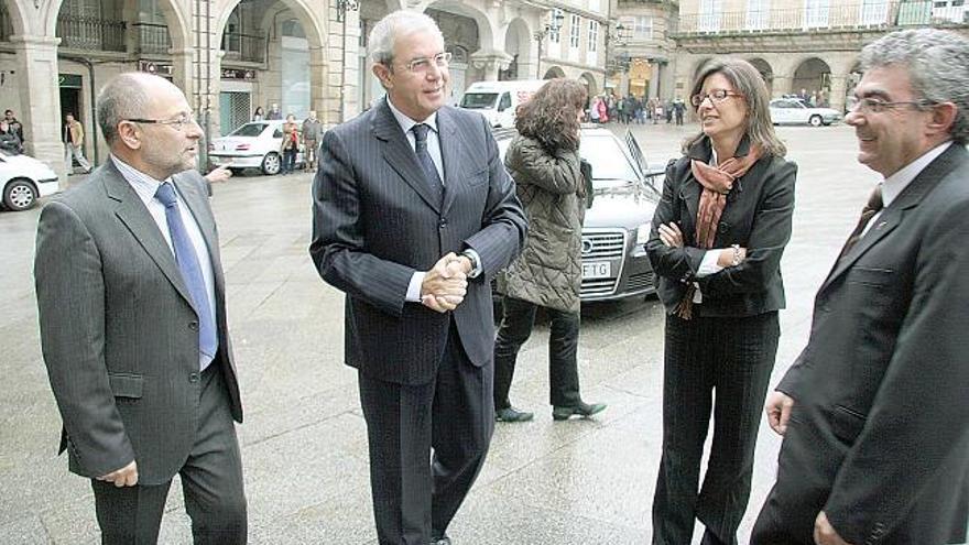 Pérez Touriño, junto a Francisco Rodríguez y María José Caride, en la última visita que realizaron al Concello de Ourense.
