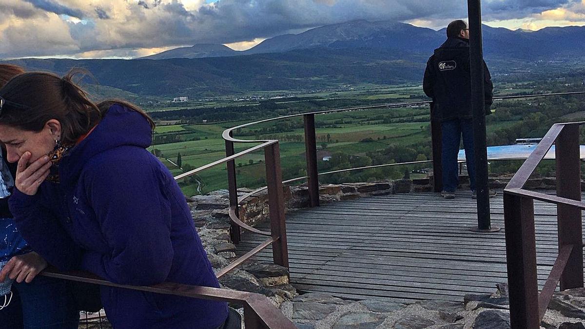 Un grup de visitants a les restes del castell de Llívia, al puig que domina el municipi | M.S.