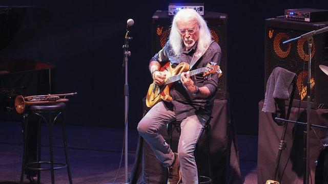 Carles Benavent recogió el premio del festival en una noche donde desató el duende.