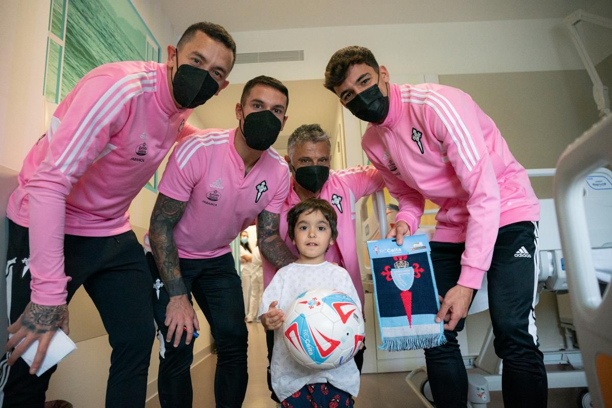 Visita de los jugadores del Celta al hospital Álvaro Cunqueiro