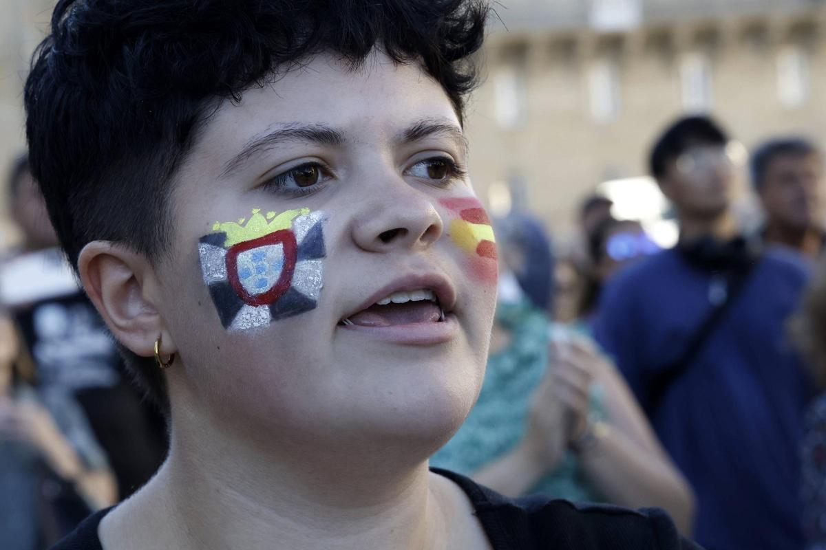 Cientos de personas se movilizan en Santiago para mostrar su apoyo a Ceuta Cientos de personas se movilizan en Santiago para mostrar su apoyo a Ceuta