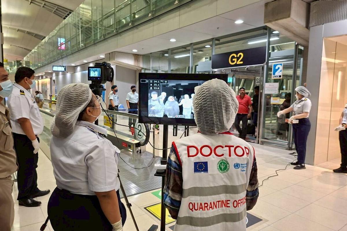 Controles médicos en el aeropuerto de Bangkok para viajeros procedentes de Bengala.