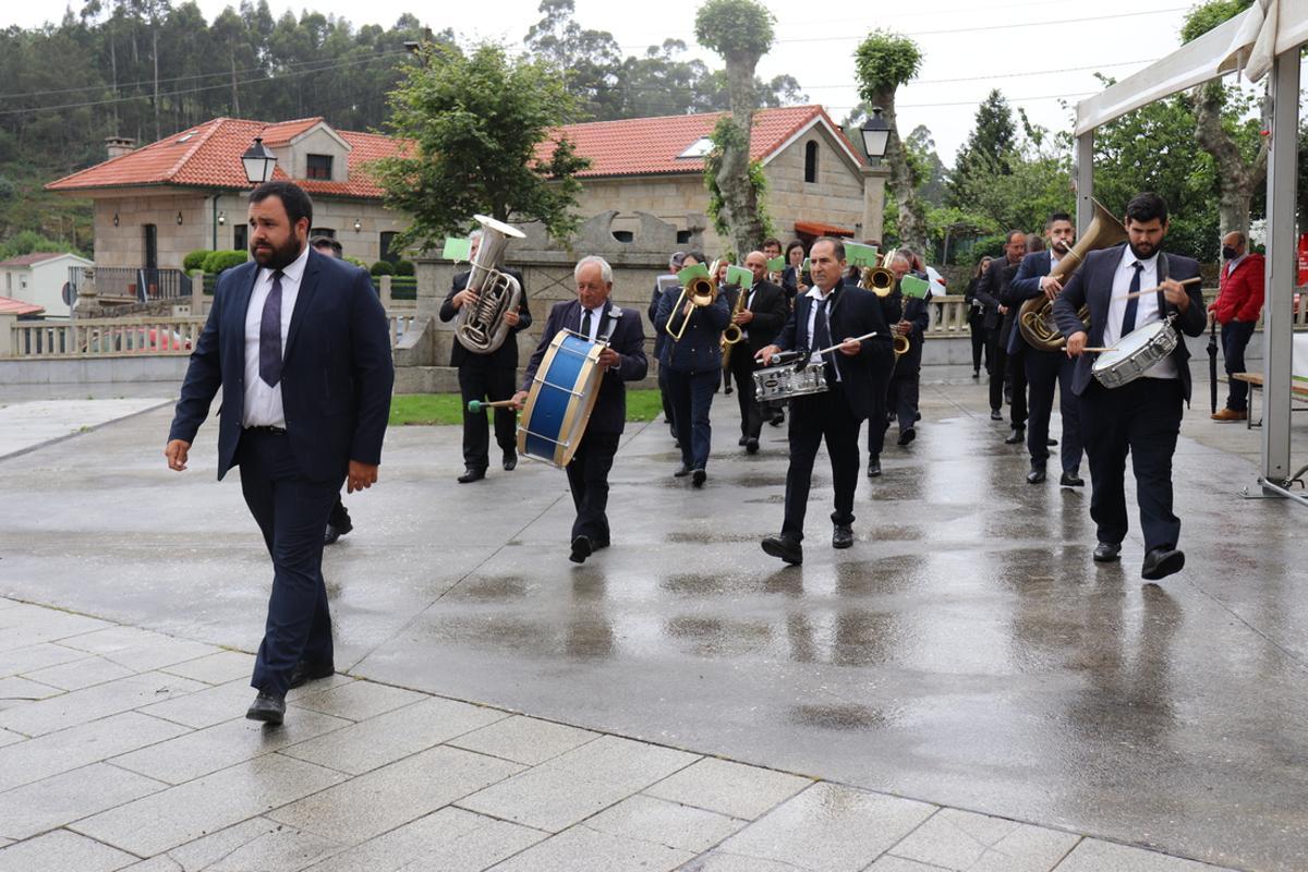 La banda de música amenizó la fiesta en A Lama.