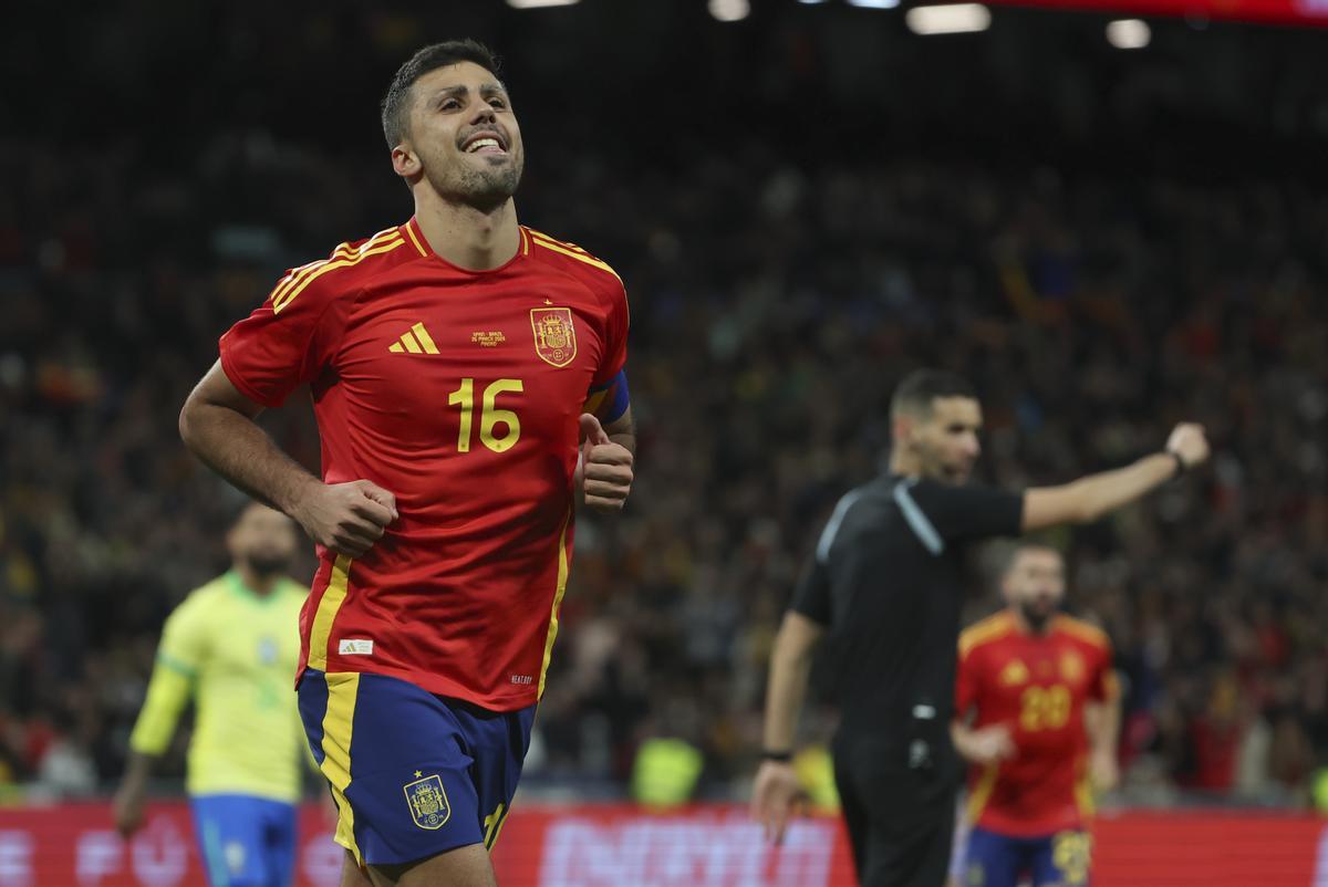 MADRID, 26/03/2024.- El centrocampista de la selección española Rodrigo Hernández celebra tras marcar el tercer gol, durante el partido amistoso que las selecciones nacionales de fútbol de España y Brasil han disputado hoy martes en el estadio Santiago Bernabéu, en Madrid. EFE/Kiko Huesca