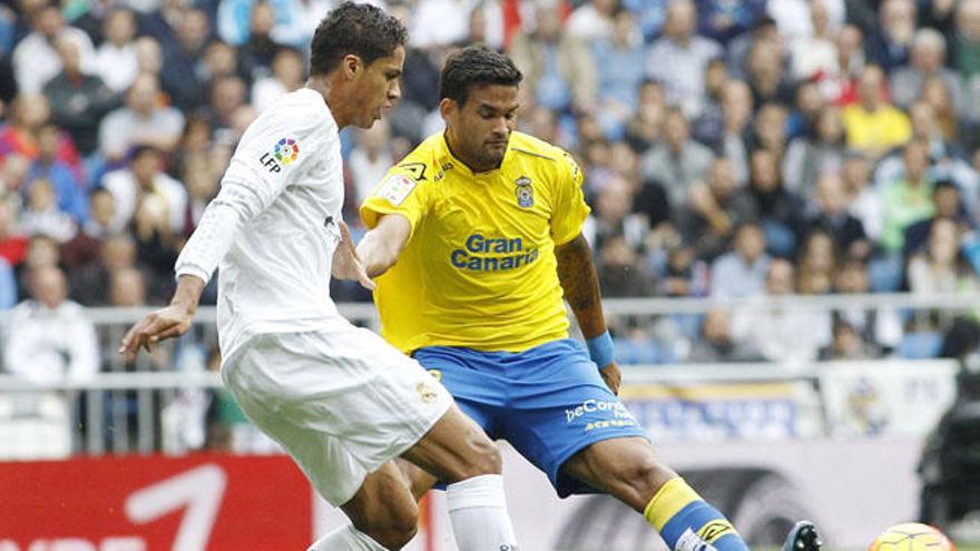 Willian José tratar de cortar un pase del central del Madrid Varane.