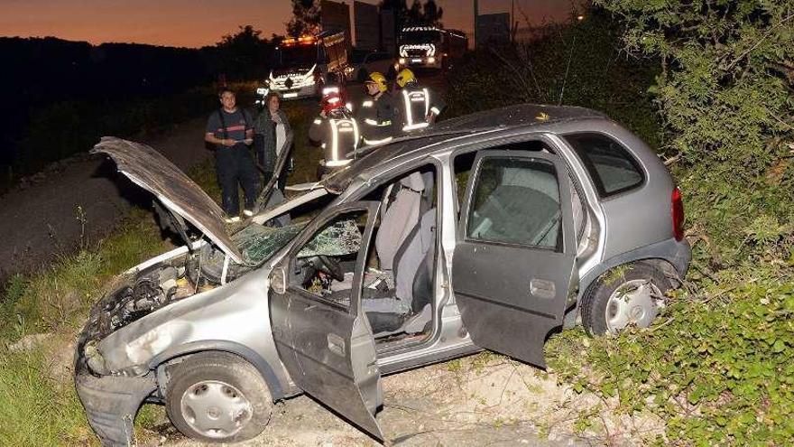 Herido un hombre tras salirse su coche de la calzada en la curva de los conejos